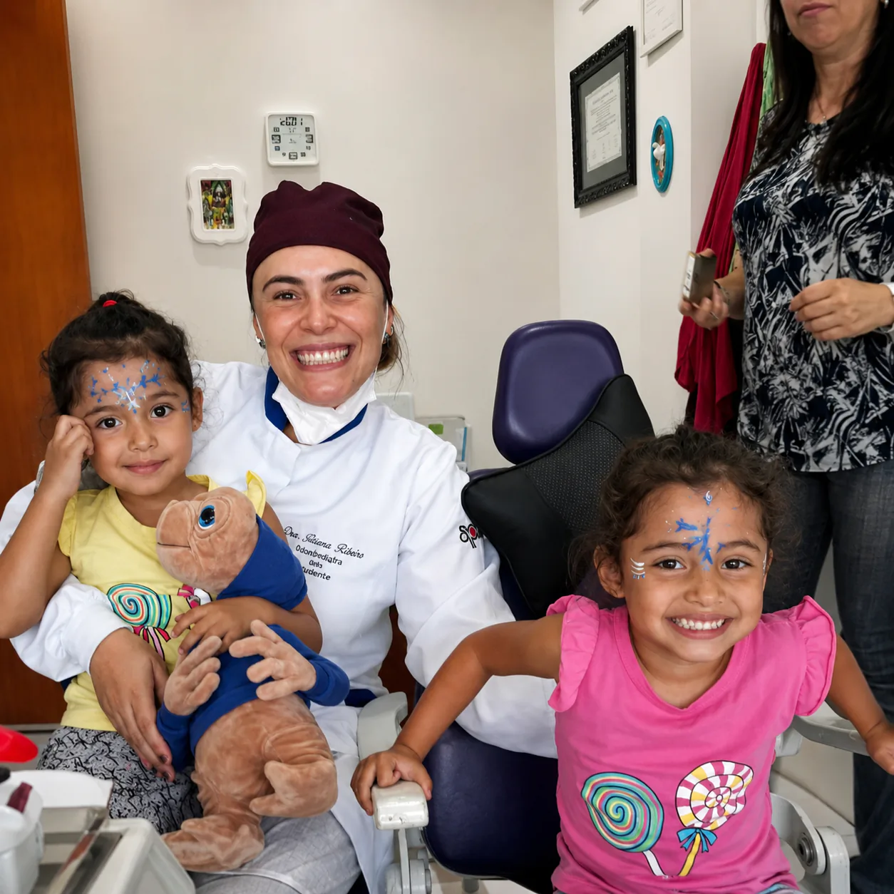 Dra. Bruna Ribeiro atendendo pacientes pediátricos na clínica